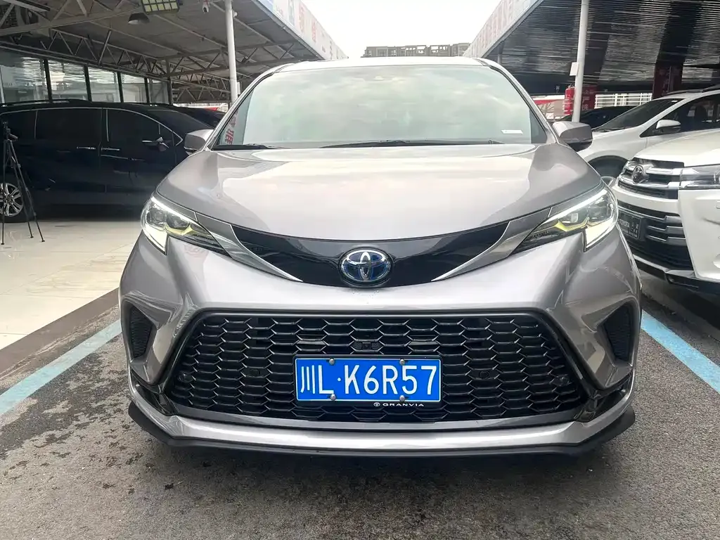 Toyota Granvia 2023 из CN, фото 9