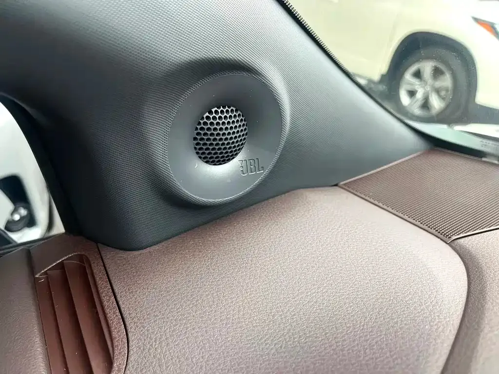 Toyota Granvia 2023 из CN, фото 3