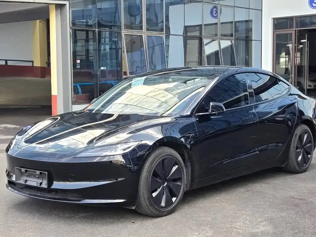 Tesla Model 3 — фото 1