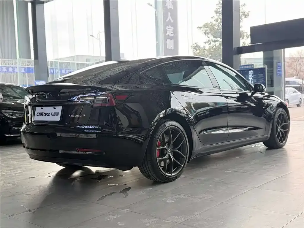 Tesla Model 3 — фото 3