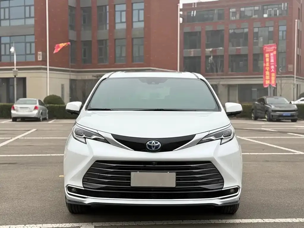 Toyota Sienna 2023 из CN, фото 2