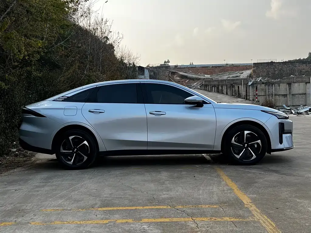 Geely Galaxy L6 — фото 4
