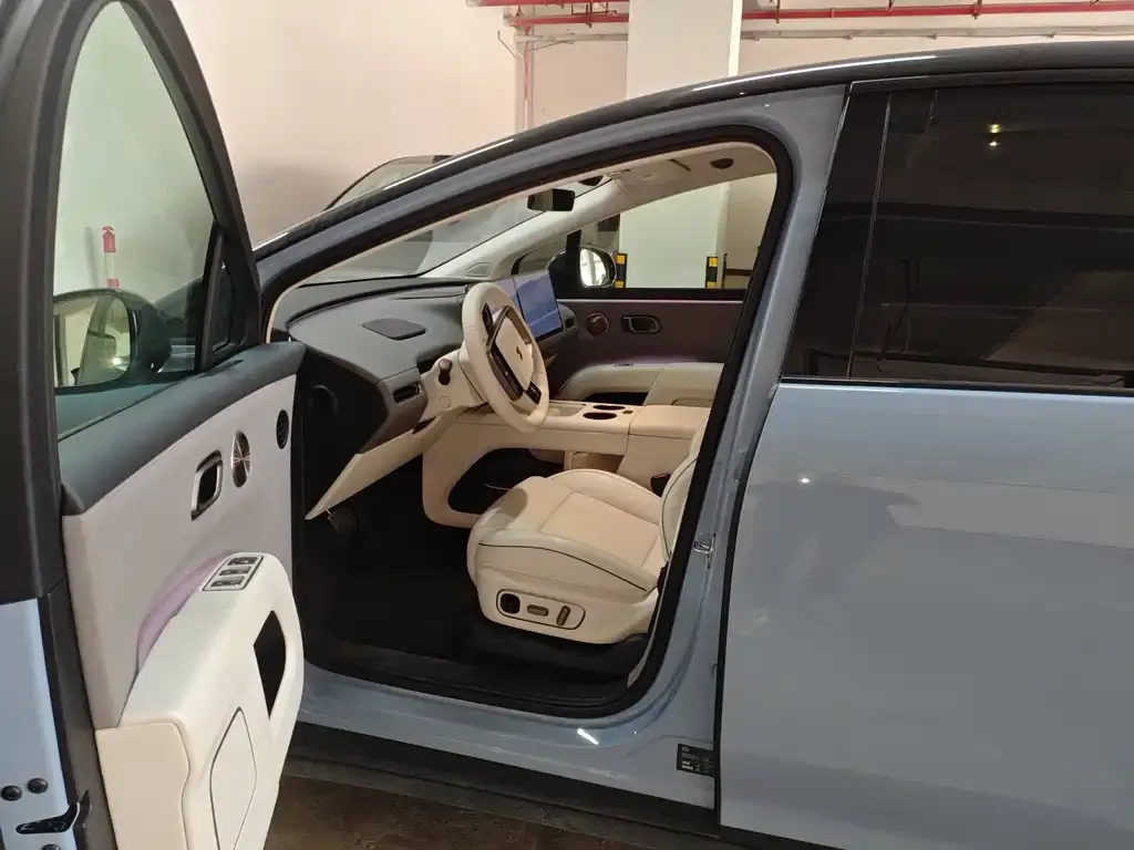 Li Auto i8 — фото 9