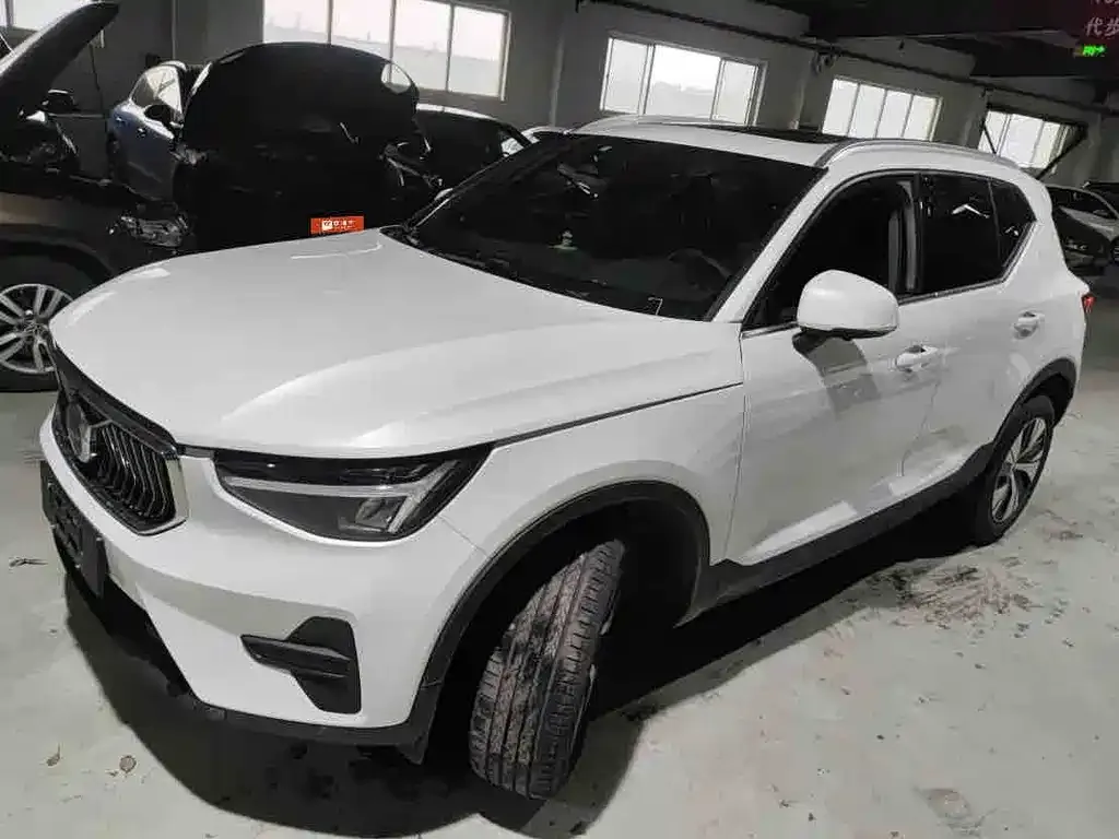 Volvo XC40 — фото 1