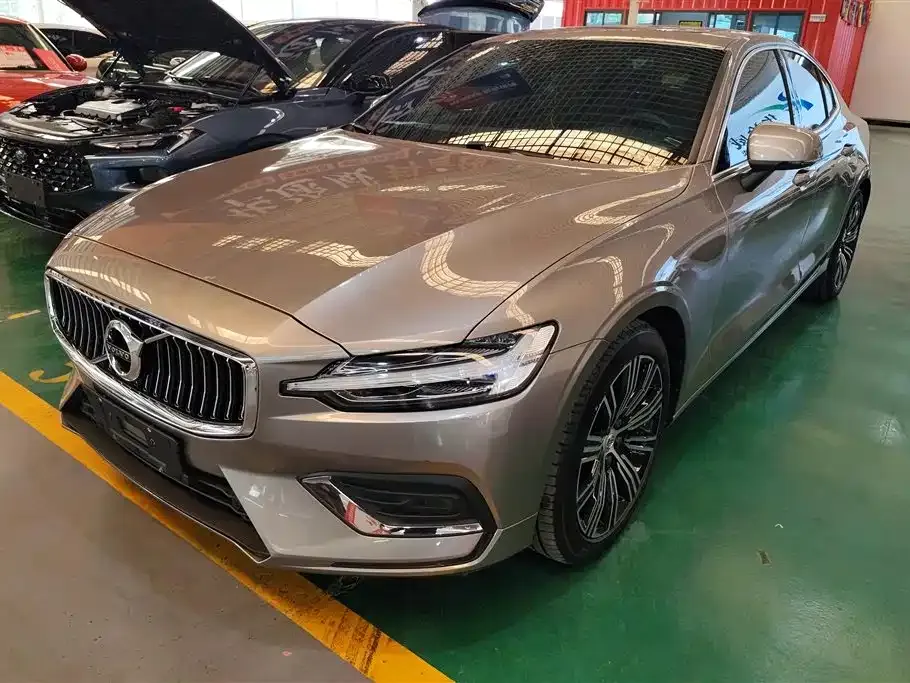 Volvo S60 — фото 1
