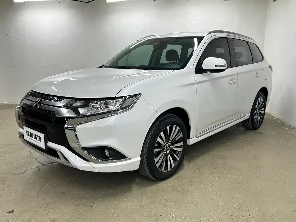 Mitsubishi Outlander — фото 1