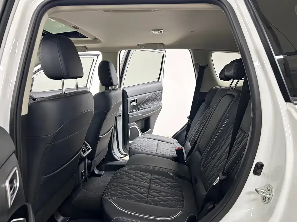 Mitsubishi Outlander — фото 10