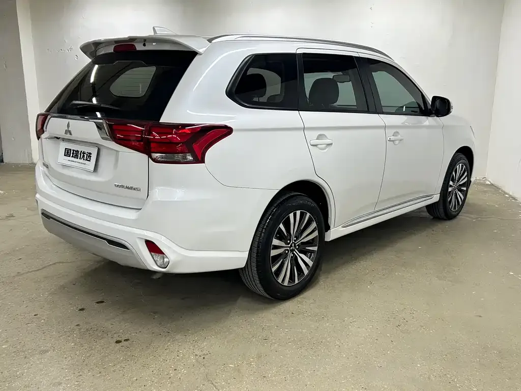 Mitsubishi Outlander — фото 8