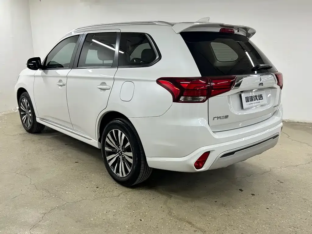 Mitsubishi Outlander — фото 2