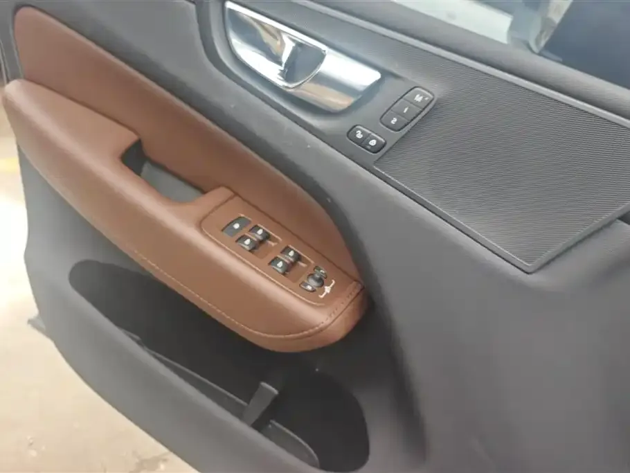 Volvo XC60 2024 из CN, фото 4