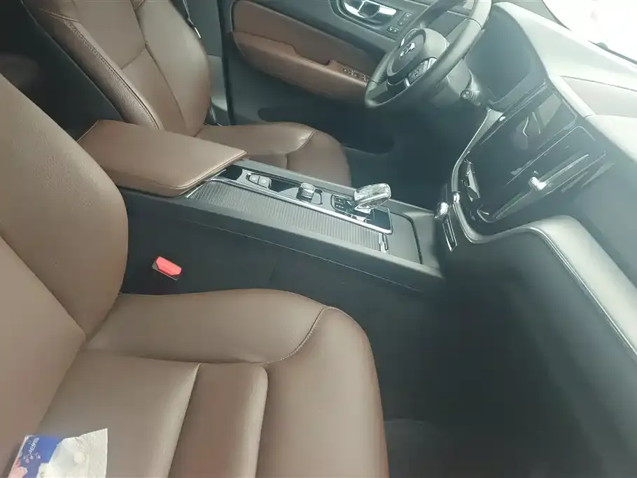 Volvo XC60 2024 из CN, фото 2