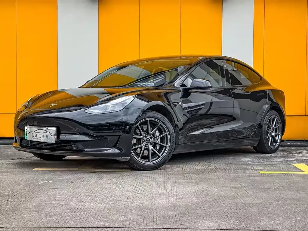 Tesla Model 3 — фото 1
