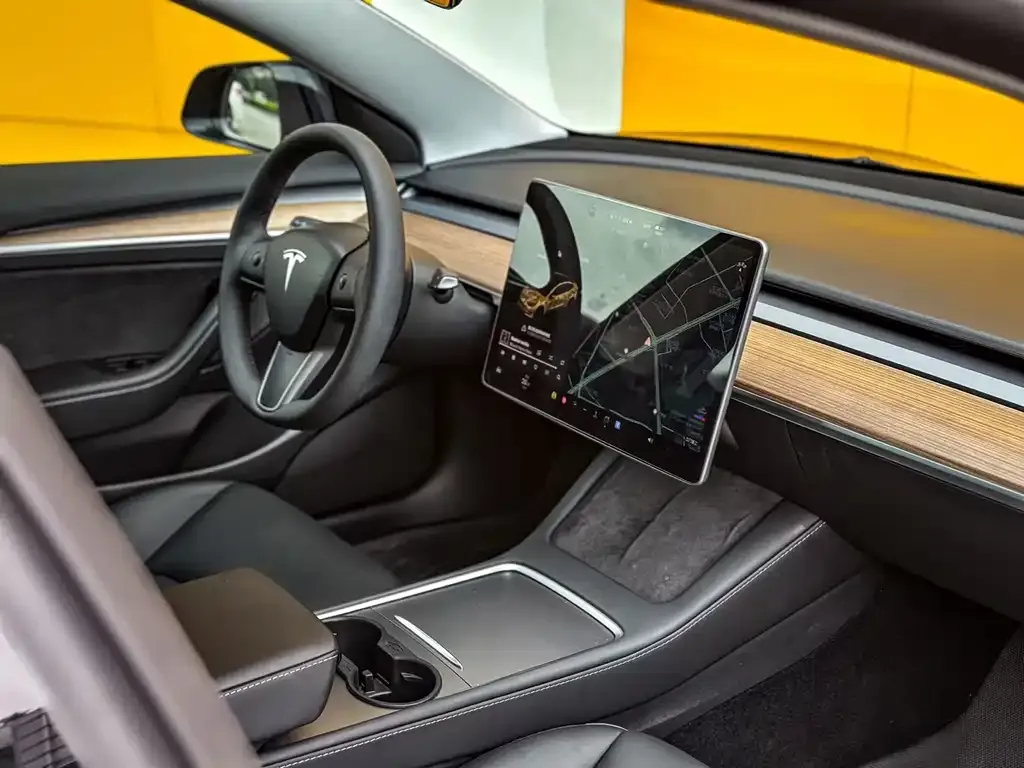 Tesla Model 3 — фото 3