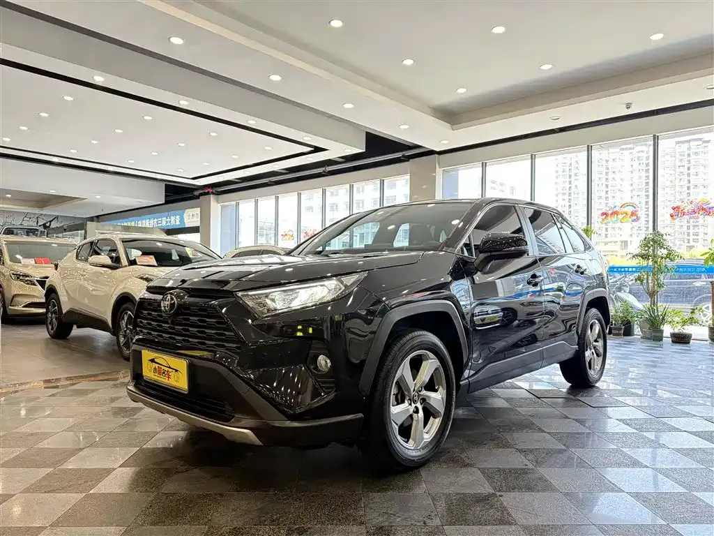Toyota RAV4 — фото 1