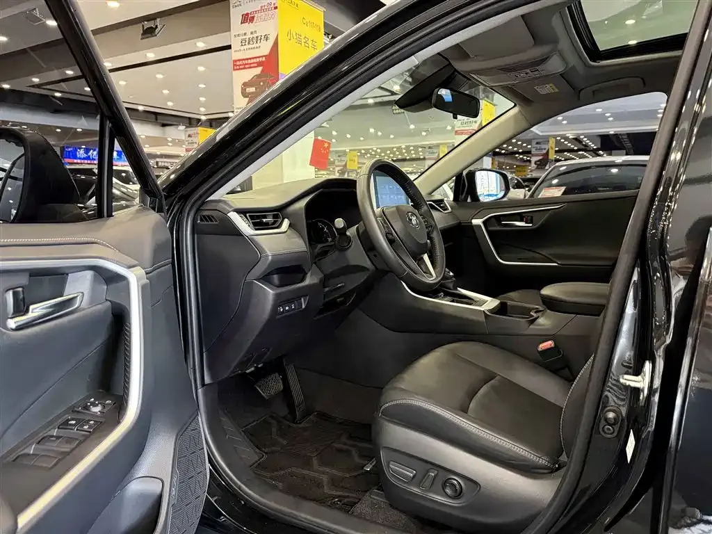Toyota RAV4 — фото 4