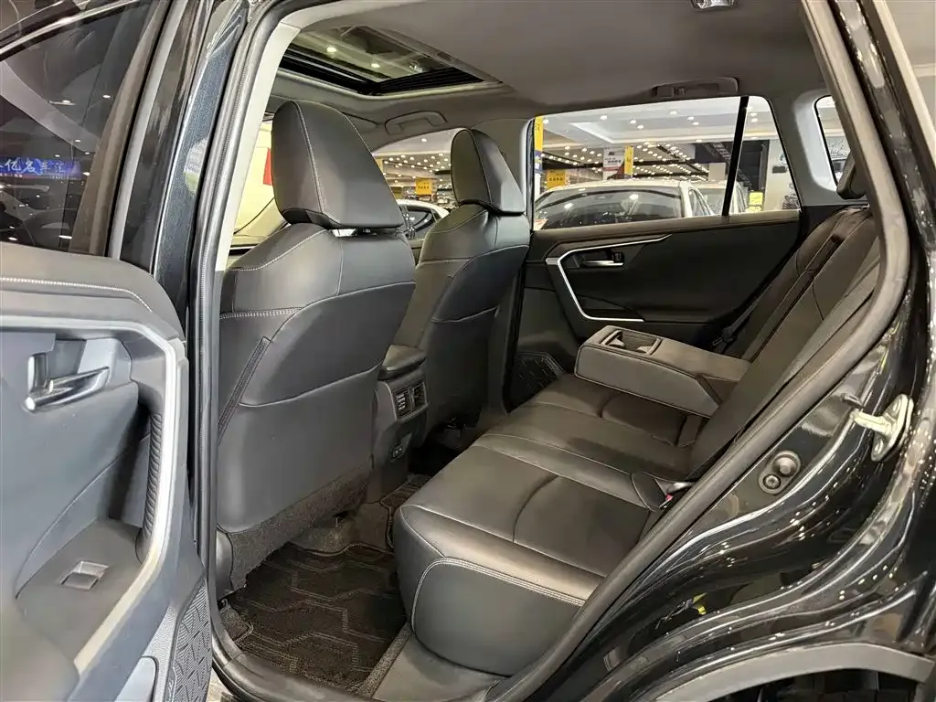 Toyota RAV4 — фото 2