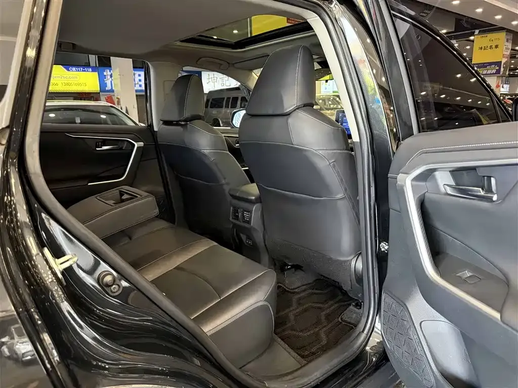 Toyota RAV4 — фото 3