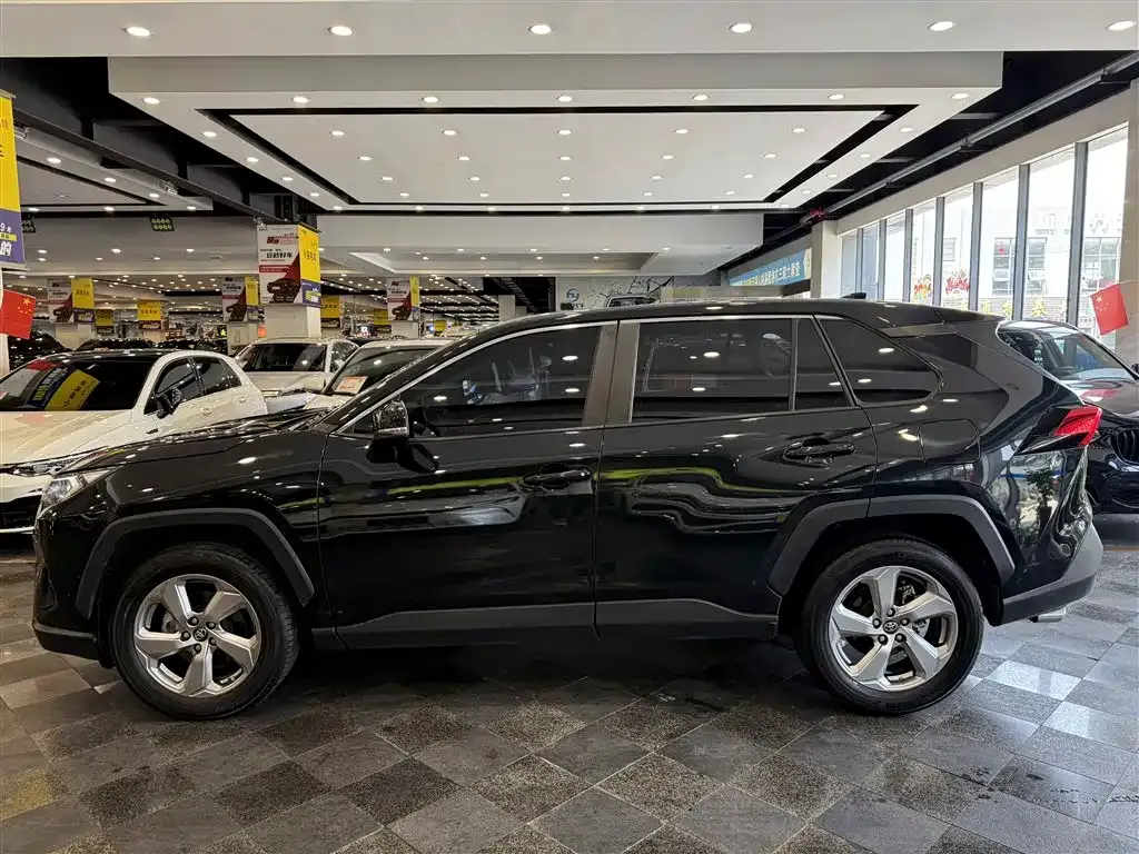 Toyota RAV4 — фото 9