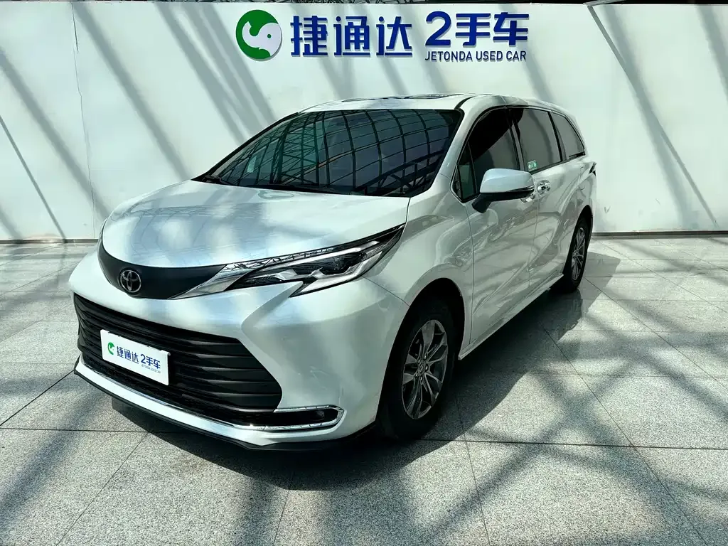 Toyota Sienna — фото 1