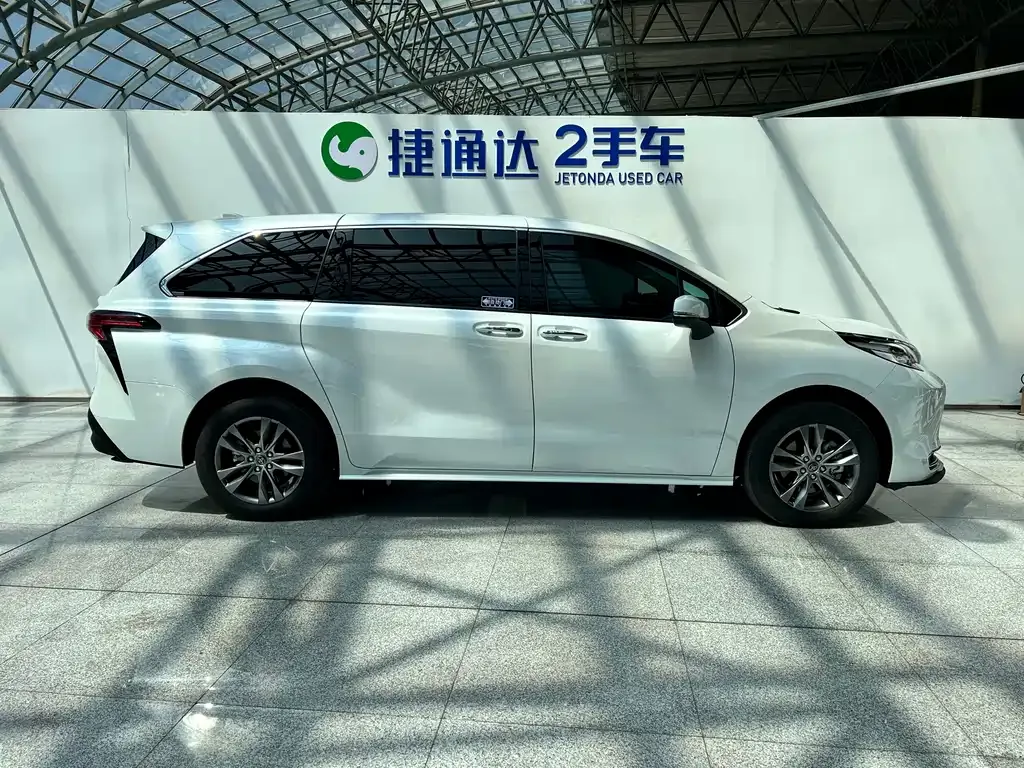 Toyota Sienna — фото 9