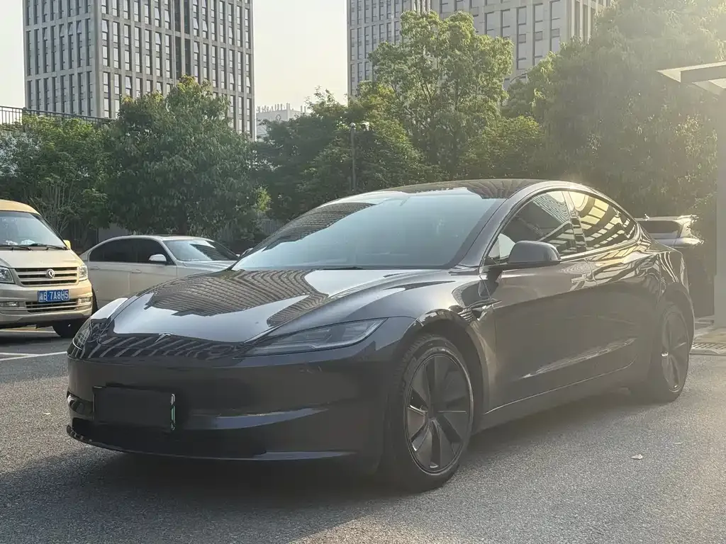 Tesla Model 3 — фото 1
