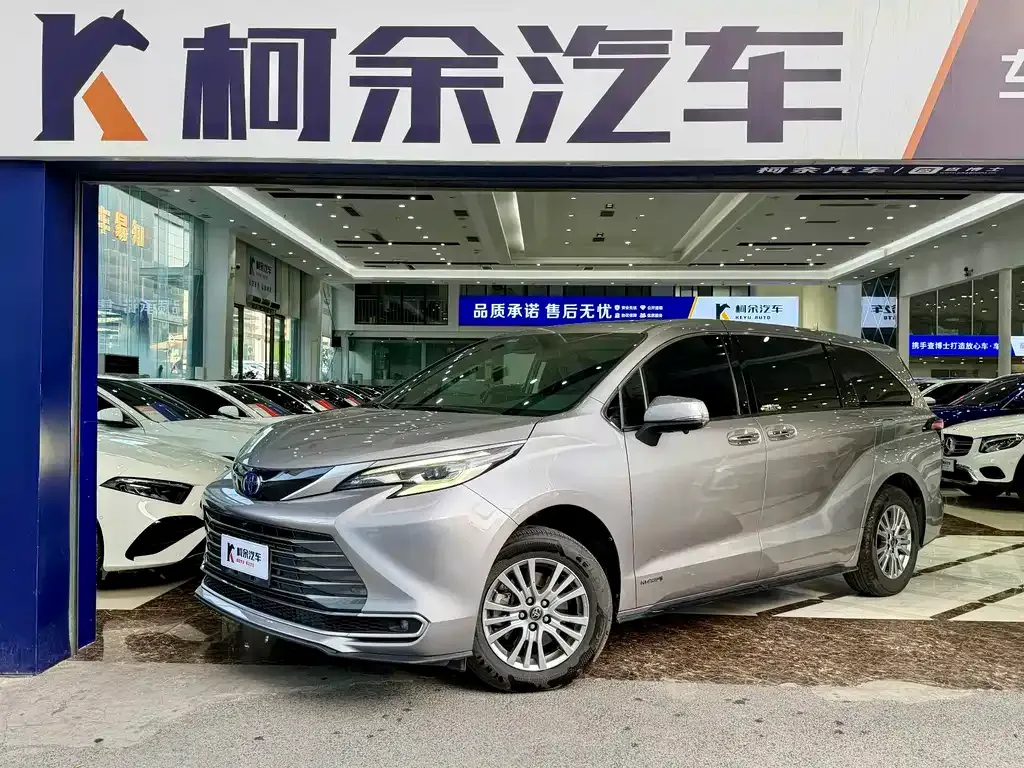 Toyota Sienna — фото 1