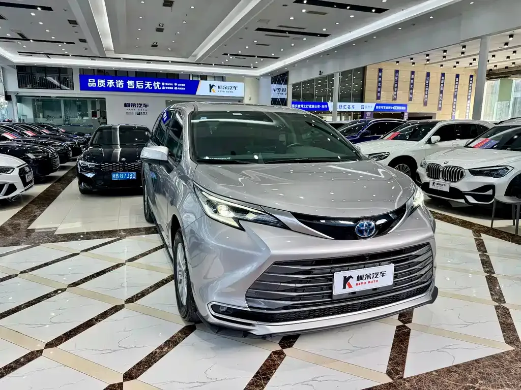 Toyota Sienna — фото 10