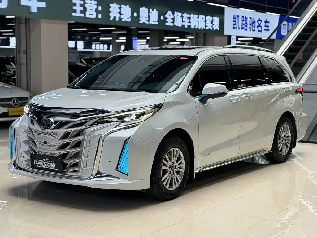 Toyota Sienna — фото 1