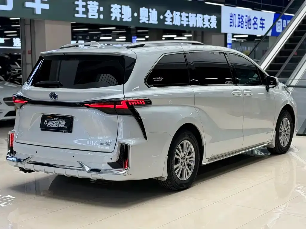 Toyota Sienna — фото 9
