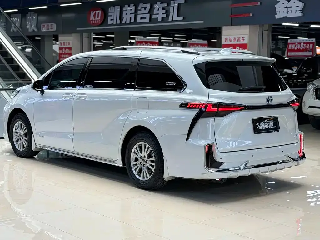 Toyota Sienna — фото 10