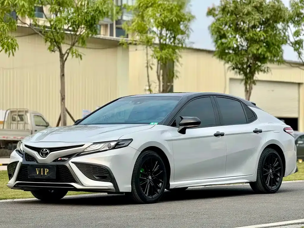 Toyota Camry — фото 1