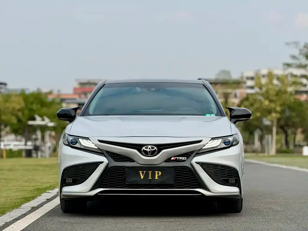 Toyota Camry — фото 2