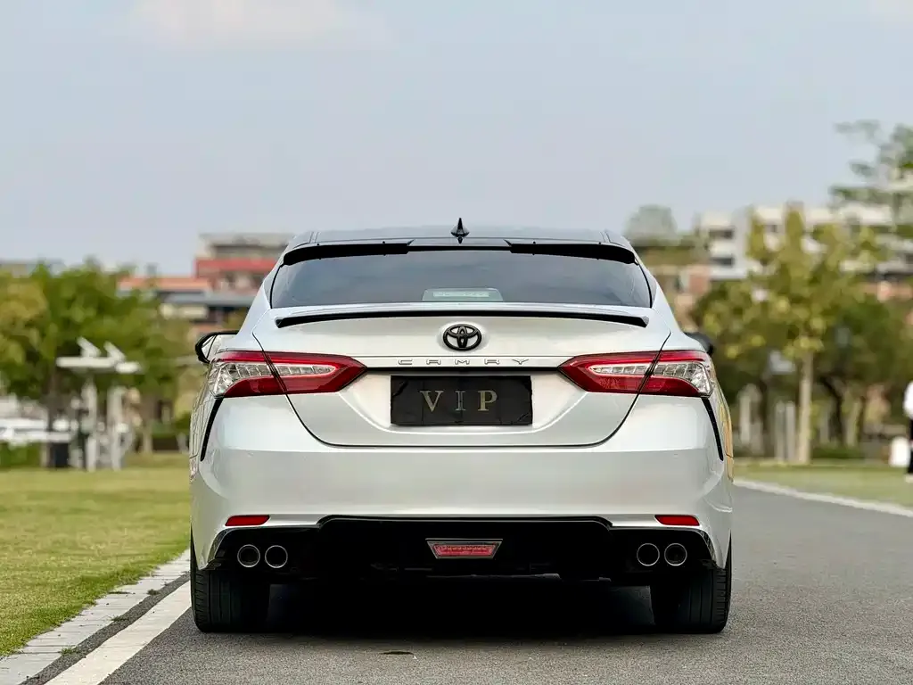 Toyota Camry — фото 5