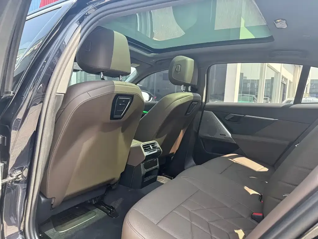 BMW 5 Series 2024 из CN, фото 2