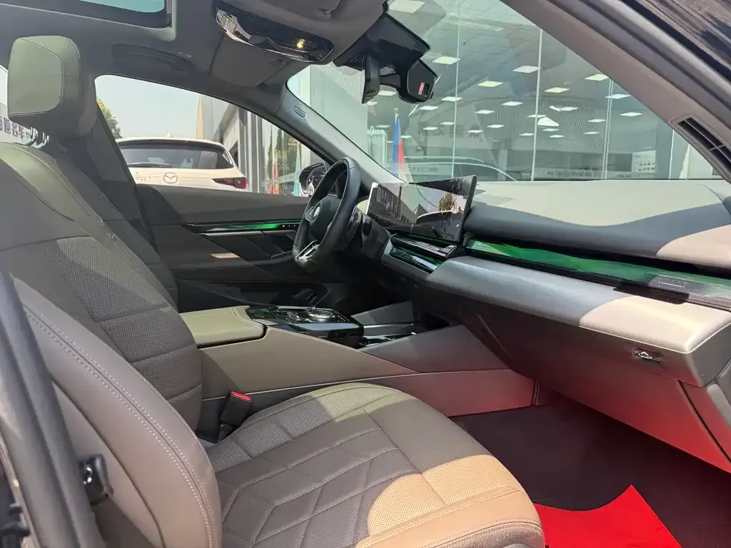 BMW 5 Series 2024 из CN, фото 7