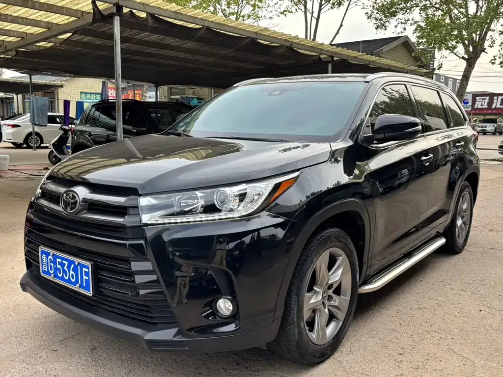 Toyota Highlander — фото 1