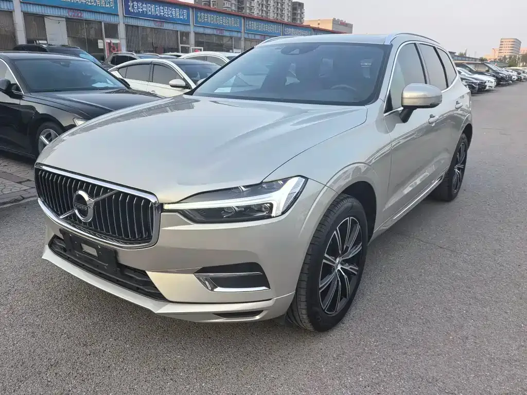 Volvo XC60 — фото 1