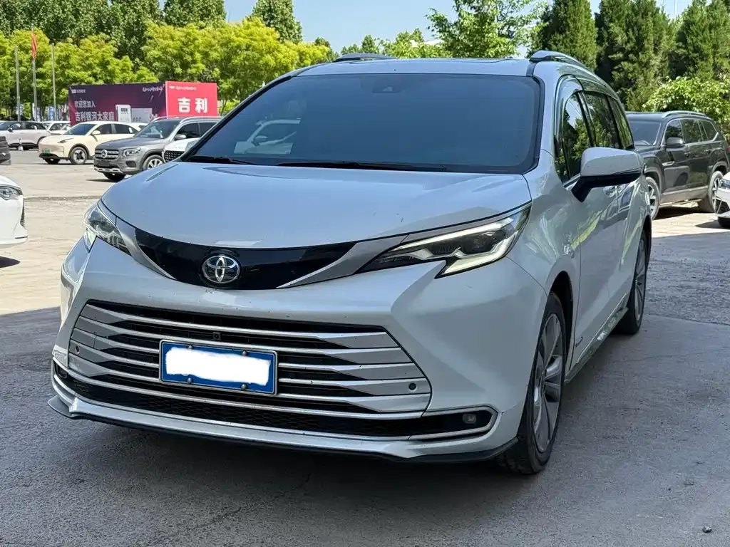 Toyota Sienna — фото 1