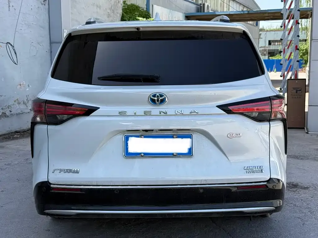 Toyota Sienna — фото 2