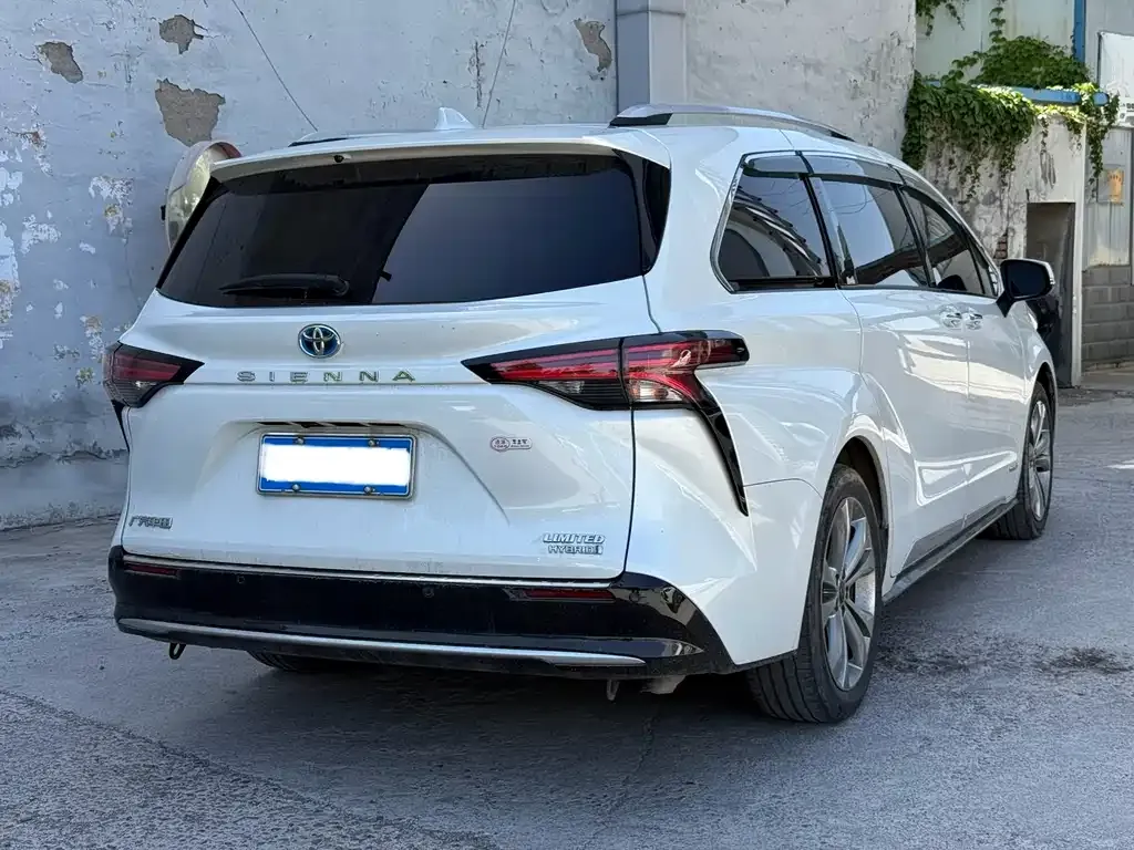 Toyota Sienna — фото 8