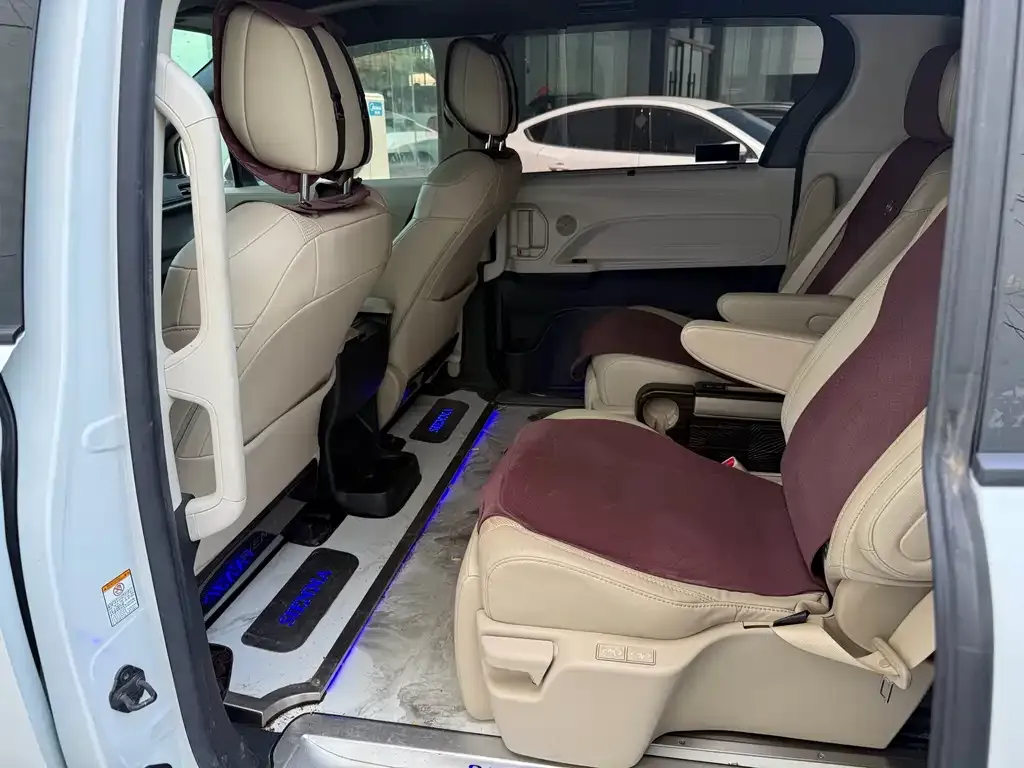 Toyota Sienna — фото 6