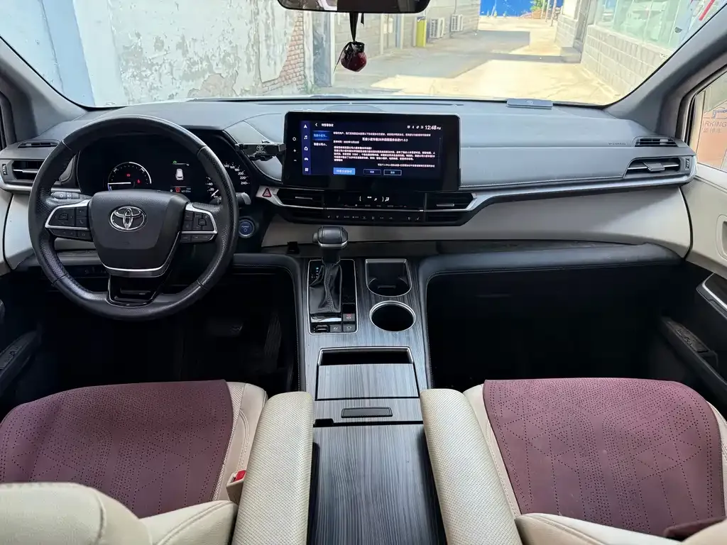 Toyota Sienna — фото 10
