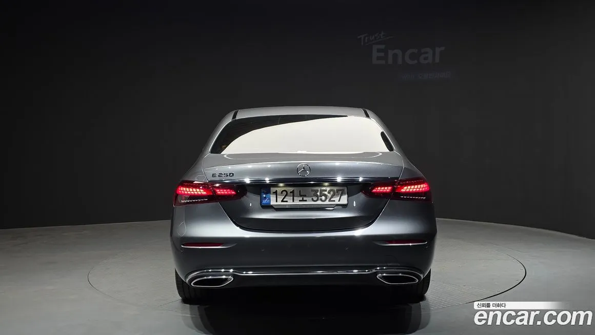 Mercedes-Benz E-Class — фото 2