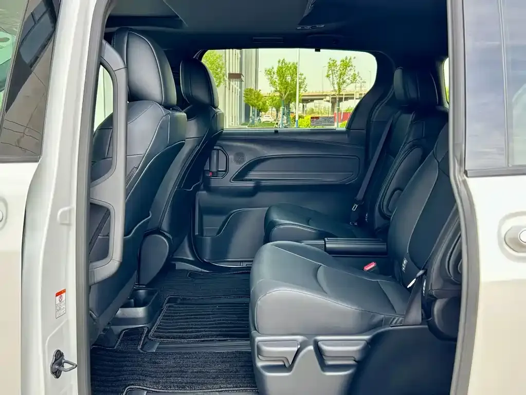 Toyota Granvia — фото 4