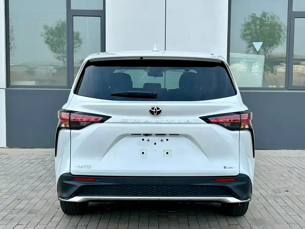 Toyota Granvia — фото 3