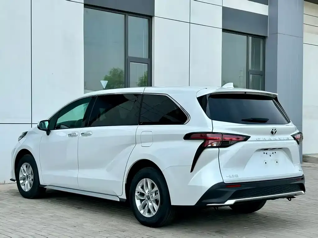 Toyota Granvia — фото 2