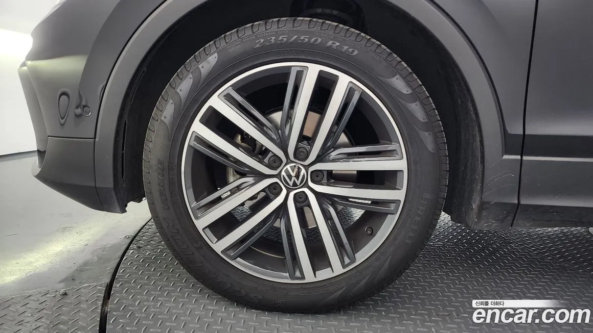 Volkswagen Tiguan — фото 6