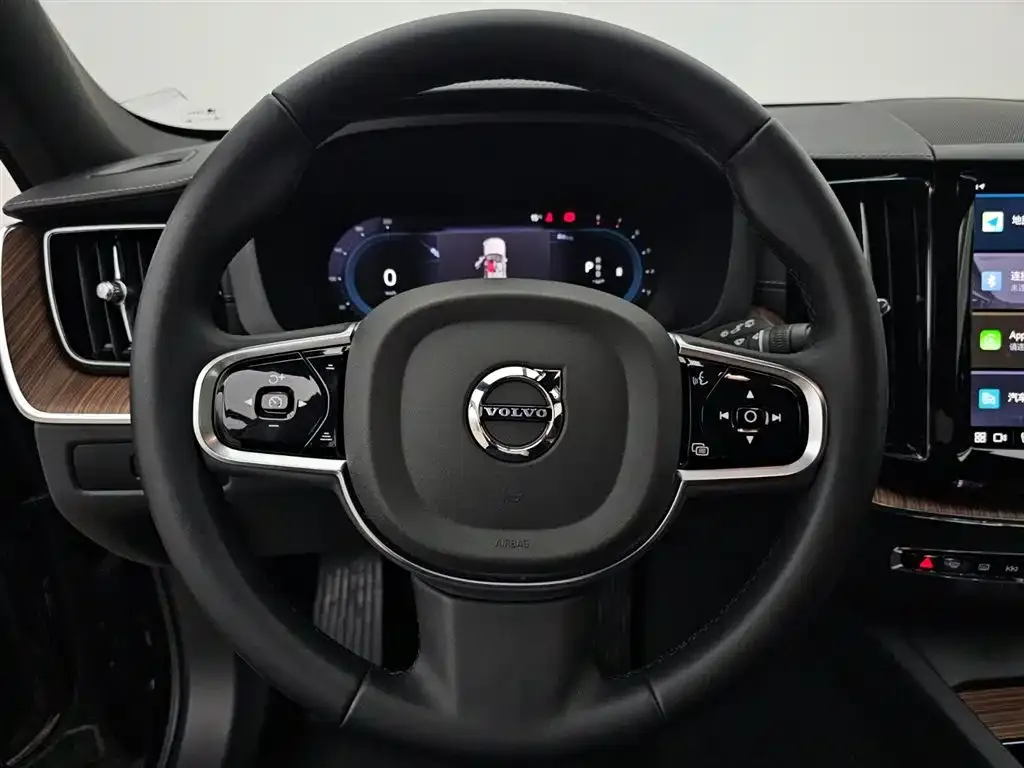 Volvo XC60 — фото 9