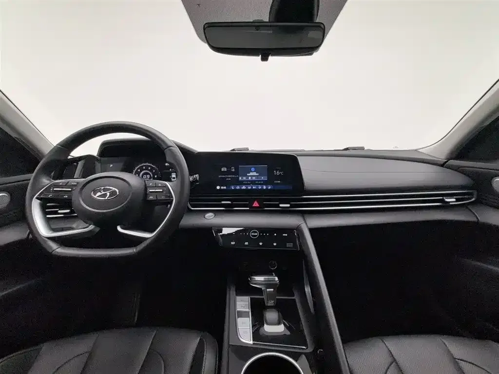 Hyundai Elantra — фото 3