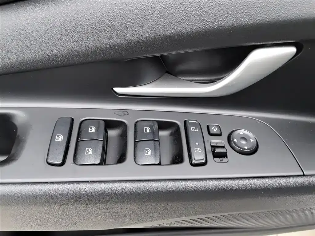 Hyundai Elantra — фото 9